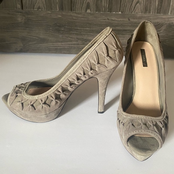 Grey suede Zara peep toe pump with allover bow detail, NWOT, sz 40 - Picture 2 of 10
